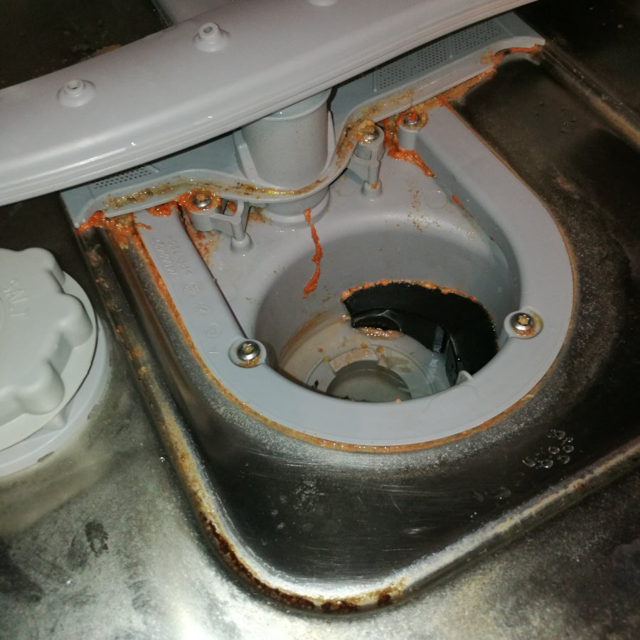 Причина появления запаха в посудомоечной машине