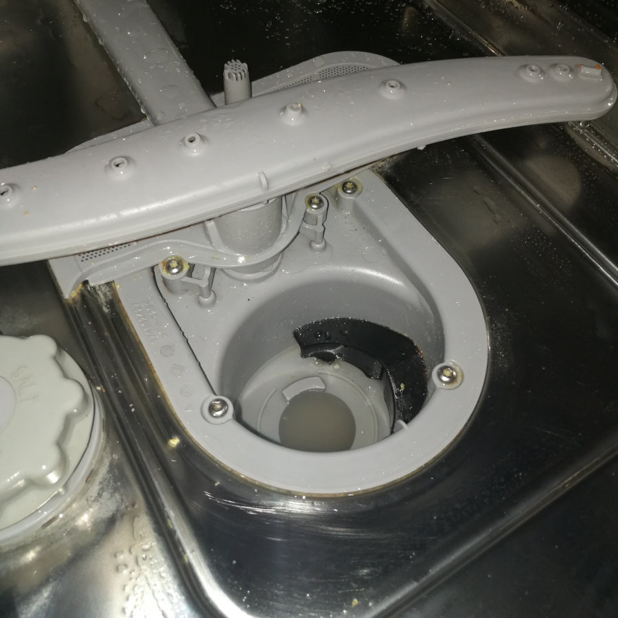 Чистые детали посудомоечной машины